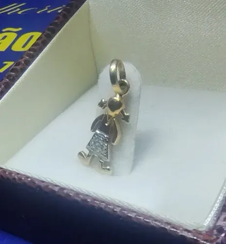 Pingente Moça Mamãe 2 Diamantes na Saia Detalhes Ouro Branco Ouro 18 Kilates Peso 0.90 Gra