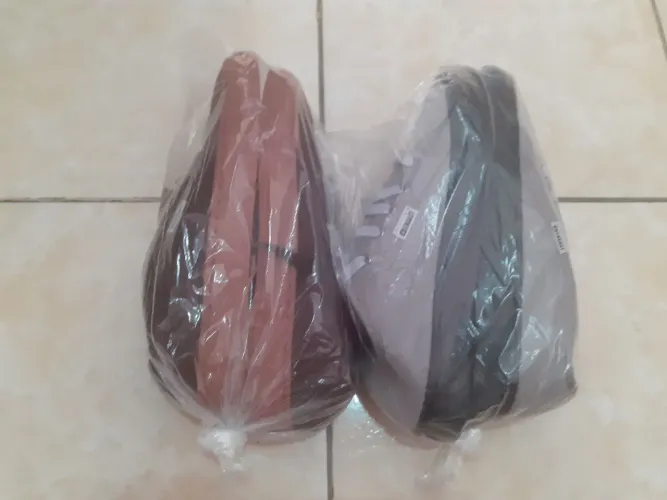 Dois pares de tênis. Feito em lona, Palmilha em Silicone, Solange de Caixa e Fechamento Ca