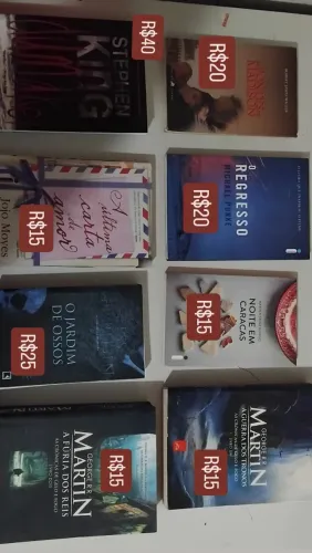 Livros de diversos gêneros e valores variados