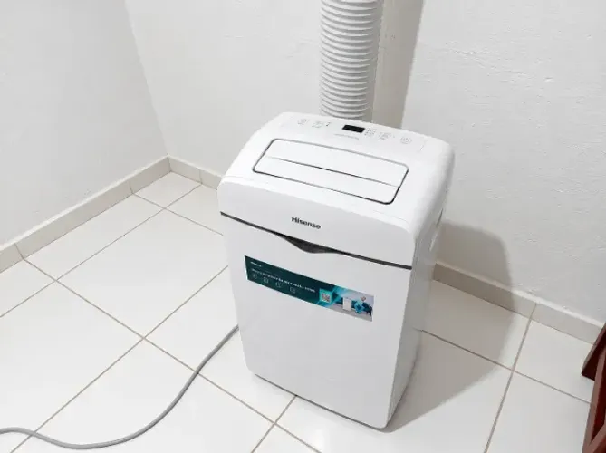 Ar-condicionado portátil Hisense 12.000 BTUs com Wi-Fi