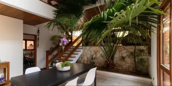 Casa Residencial 5, 472m² de área útil, 5 dormitórios sendo 2 suítes, 4 vagas de garagem.