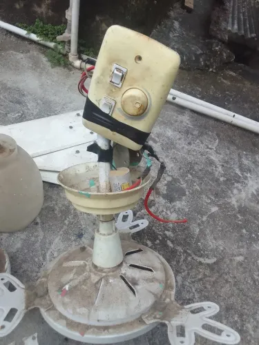 Três ventiladores de teto