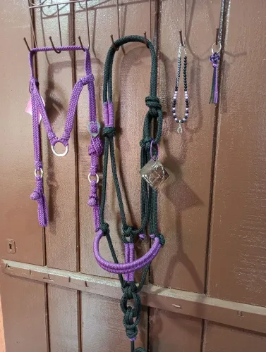 Kit: Cabresto e cabeçada para cavalo + choker e chaveiro roxo com preto