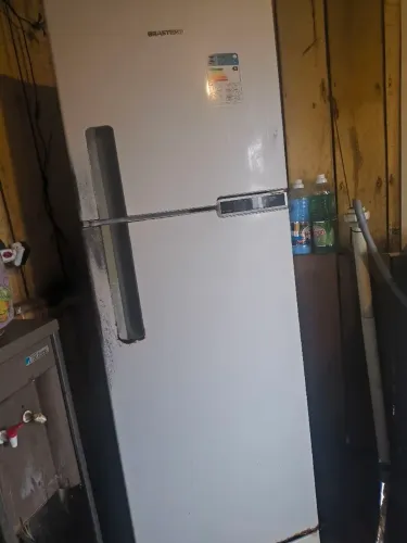 Vendo uma geladeira semi nova