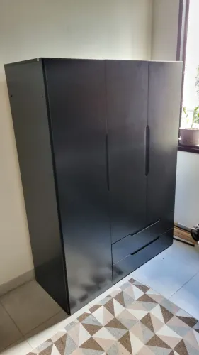 Guarda roupas de solteiro preto sem pés