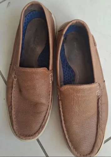 Par de sapatos esportivos fino marca pegadas, numero 42, bom estado