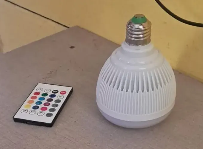 Vendo essa lâmpada blutuv com várias cores