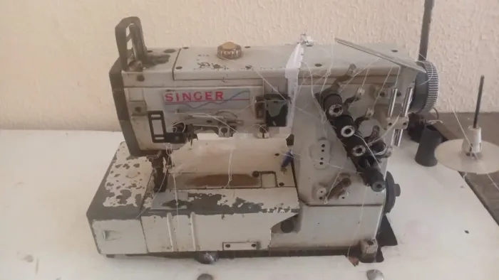 Vende-se máquina de costura Goleira Singer Industrial e Overlock