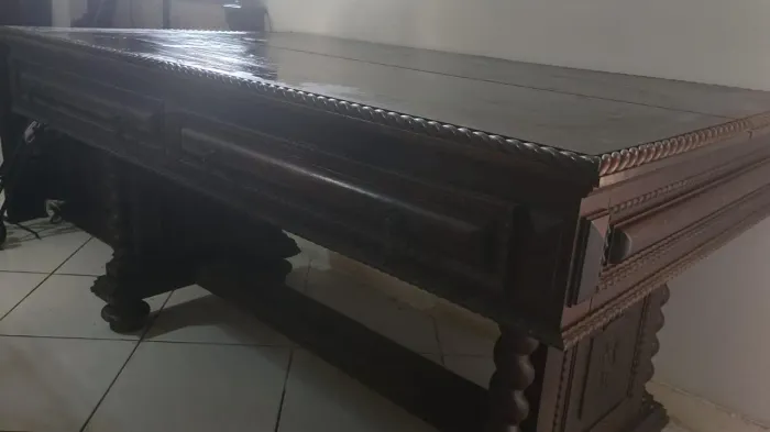 Vendo mesa de escritório antiga, estilo clássico Barroco, em madeira maciça, Jacarandá.
