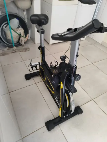 Bike spinning com roda de inércia 13kg praticamente nova, quase não foi usada