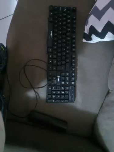 Teclado RGB semi-mecanico