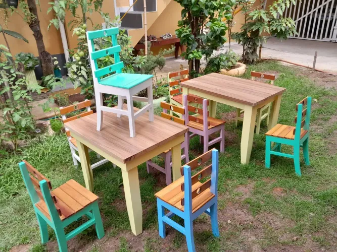 Lindas mesinhas e cadeirinha infantil 