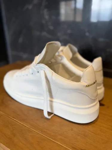 Tênis branco Alexander Mcqueen 