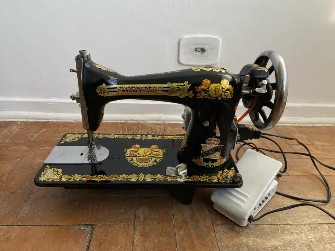 Maquina de Costura Antiga Standard