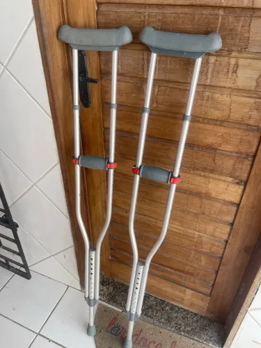 Vende -se um par de muletas e um andador