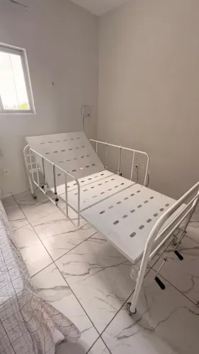 Cama hospitalar semi-nova (6 meses de uso)
