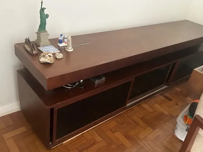 Rack embuia com porta de correr com vidros  pretos  - comprado no shopping lar Center 