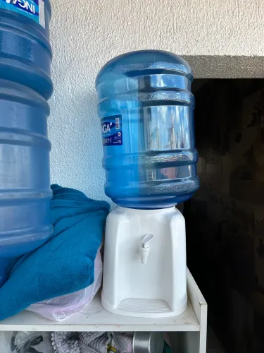 Suporte para água mineral com três galões vazios inclusos