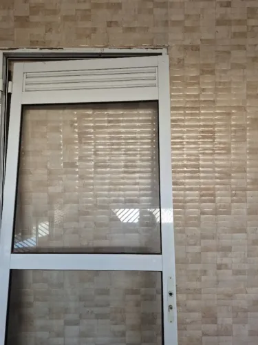 Vendo portas de corre em aluminio cinza e em aluminio branco e porta de madeira trabalhada