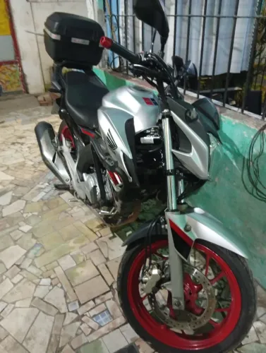 Vendo Twister 2021 com 36.500 km, muito nova com baú chave reserva, alça do garupa .