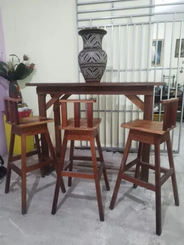 Balcão estilo cozinha americana com banquetas