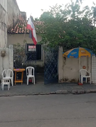 Vende-se casa no Monte Castelo com 2 quartos, extensa área de fundo e com área de frente.