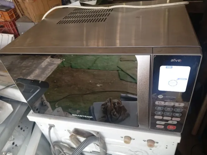 Microondas Brastemp 38 litros com dourador espelhado funcionando perfeitamente 