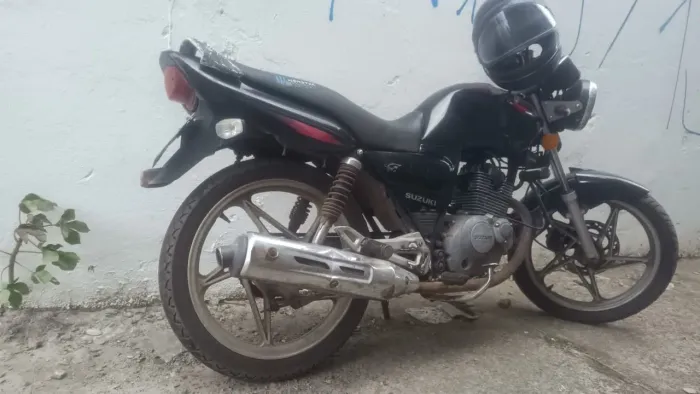 Vende-se Suzuki 125 partida elétrica Ano: 2013 / 2014 Documento: 2026 na mão