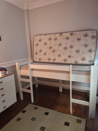Cama infantil com 2 colchões. Ótimo estado. Meu filho nunca usou.
