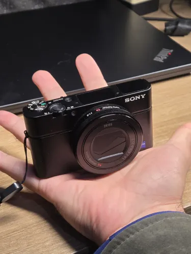 Sony RX100 III Compacta Premium, Sensor 1 polegada, Lente Zeiss, Viewfinder e Tela Flip