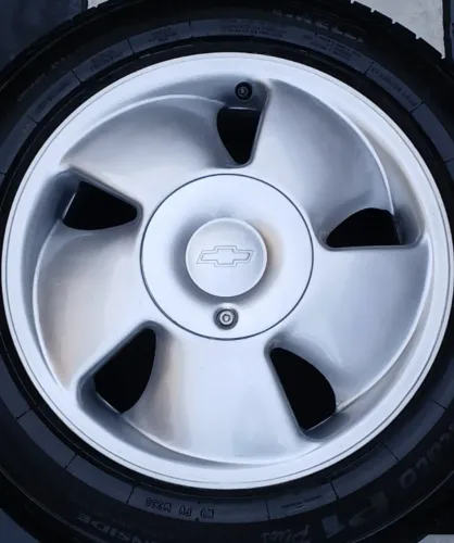 Catavento GSI aro 15 originais c/ pneus Pirelli 195/55
