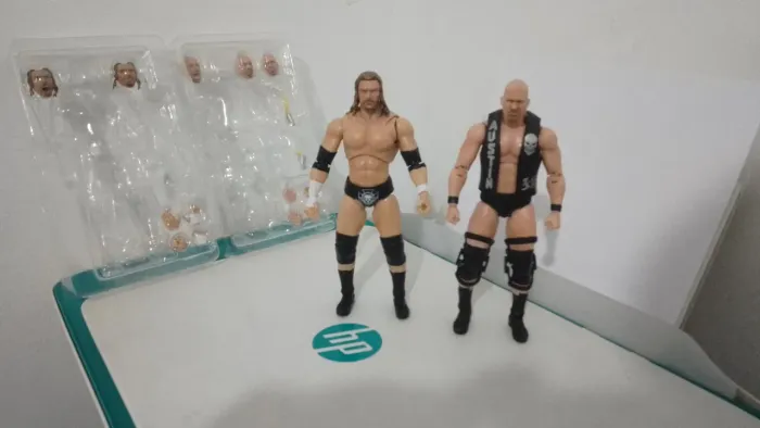 Lote Action figures WWE + 2 Cinturões WWE!