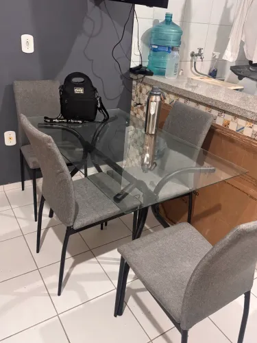 Mesa usada com cadeiras da Tok stok