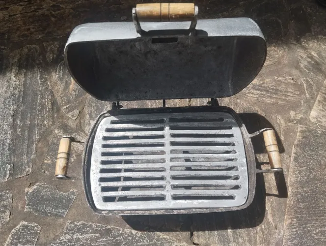 Churrasqueira alumínio com suporte