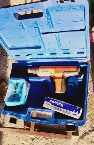 Pistola de Fixação a Pólvor e 20 caixas de grampos a FAI72N Semiautomática Âncora