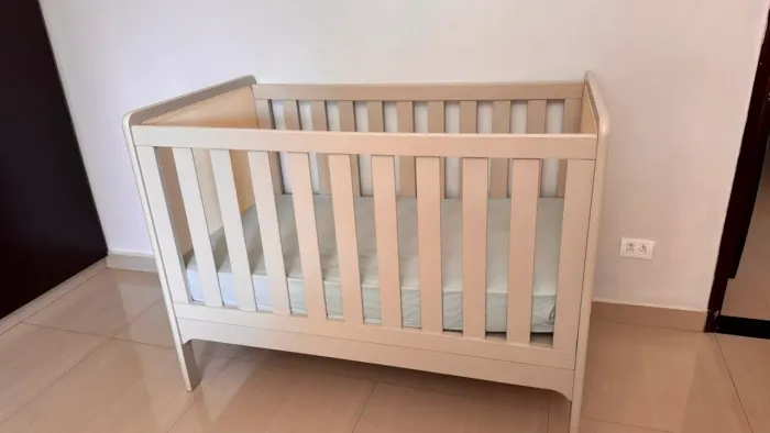 Berço de Bebê Moderno com Laterais em Tela Respirável + Colchão