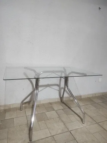 Mesa de jantar retangular com tampo de vidro para 4 cadeira
