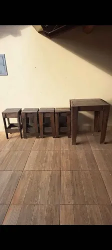 Conjunto de mesa e cadeiras de madeira