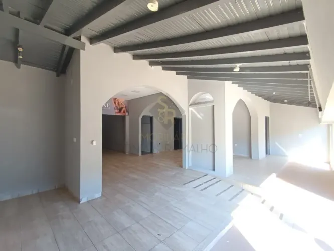 Salão comercial para alugar com 180,00m² de área construída em Pontal/SP.