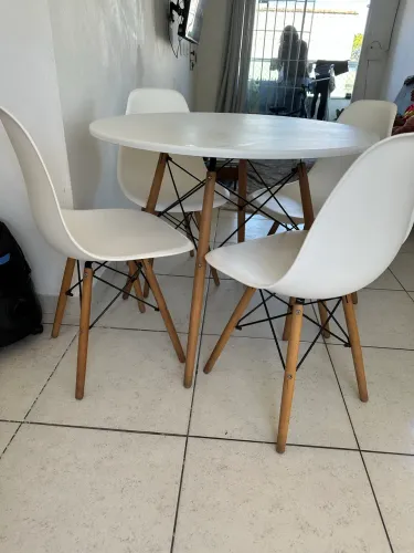 Mesa com 4 cadeiras 