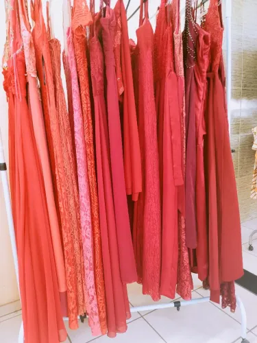 Vendo trajes de aluguel, 15 anos, noiva, formatura etc. 