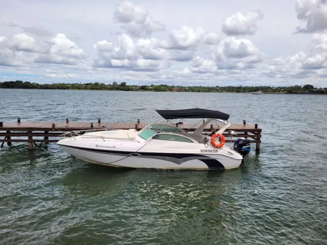 Lancha Magna 260 Cabinada