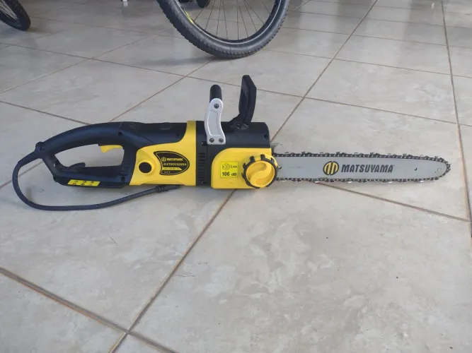 Eletrosserra MATSUYAMA 2.400w-120v com nota fiscal e manual.pouco usada,precisa de reparo.