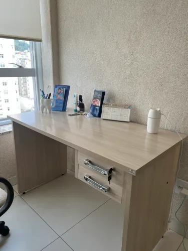 Cadeira e mesa conservadas de escritório