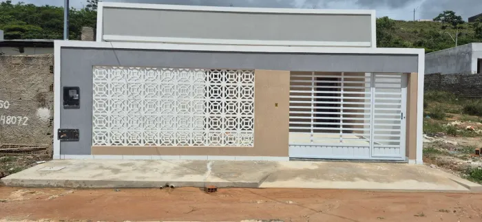 Casa No Eduardo Gomes, na Avenida principal.