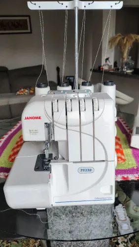Máquina de costura overloque,R$ 900,00