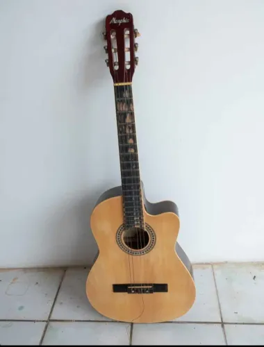 Vendo violão com "defeito"
