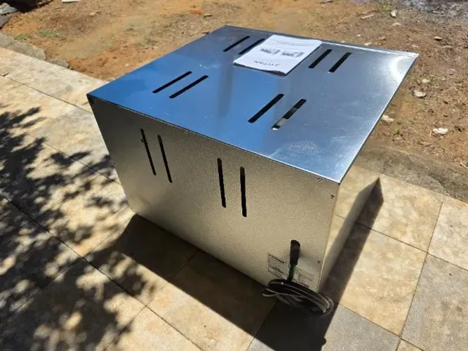 Churrasqueira elétrica de bancada 4 espetos Titan