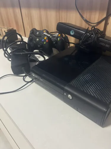 Xbox 360 + jogos + controles e GR