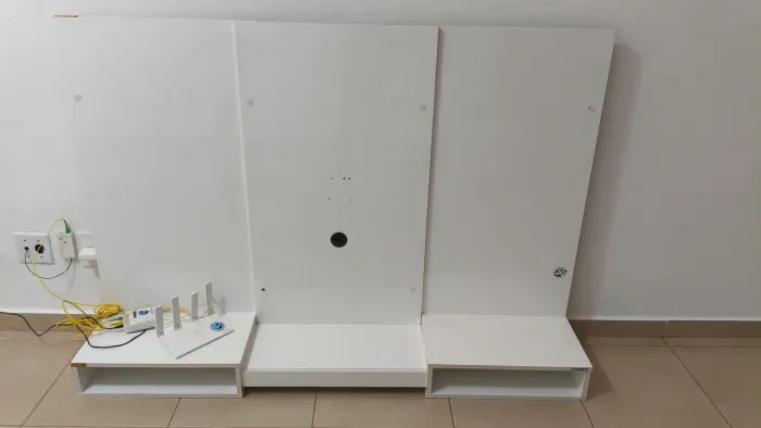Painel para TV Branco com Nichos - 160 x 110 cm + suporte para afixar a TV